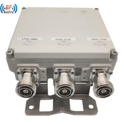 Combinatore IP65 tri-banda per interni/esterni 1710-1880/1920-2170/2300-2700MHz 4.3-10-F DIN-F