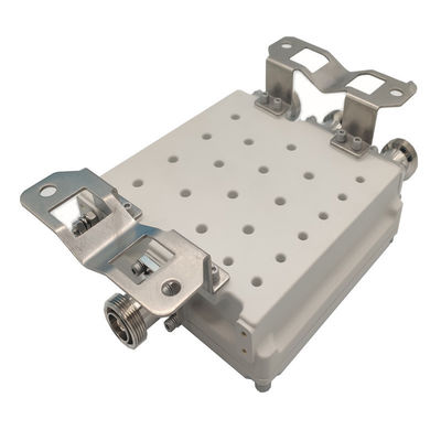 Combinatore IP65 tri-banda per interni/esterni 1710-1880/1920-2170/2300-2700MHz 4.3-10-F DIN-F