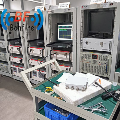 Combinatore quad-band RF a basso pim a 4 porte 4.3-10f DIN-F 1710-2700 MHz Quadplexer RF 2.630 kg