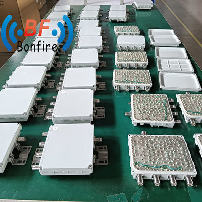 Combinatore quad-band RF a basso pim a 4 porte 4.3-10f DIN-F 1710-2700 MHz Quadplexer RF 2.630 kg