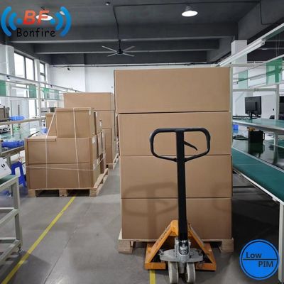 20 dBi Dual Polarized 2X2 MIMO Enclosure Patch Panel 5,8 GHz Antenna per 698-4000MHz