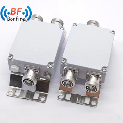 Combinatore RF da maschio a femmina di tipo DIN da 200 W per applicazioni a doppia banda e con classificazione IP65