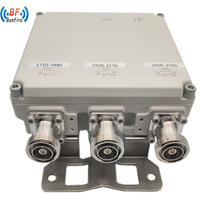 Combinatore IP65 tri-banda per interni/esterni 1710-1880/1920-2170/2300-2700MHz 4.3-10-F DIN-F