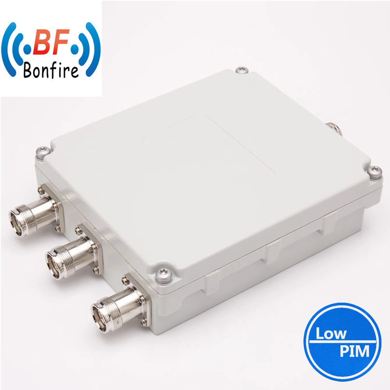 4.3-10 F Interfaccia DIN-F RF Triplexer Triple Band Combiner 380-2700MHz Grigio/Rosso/Nero