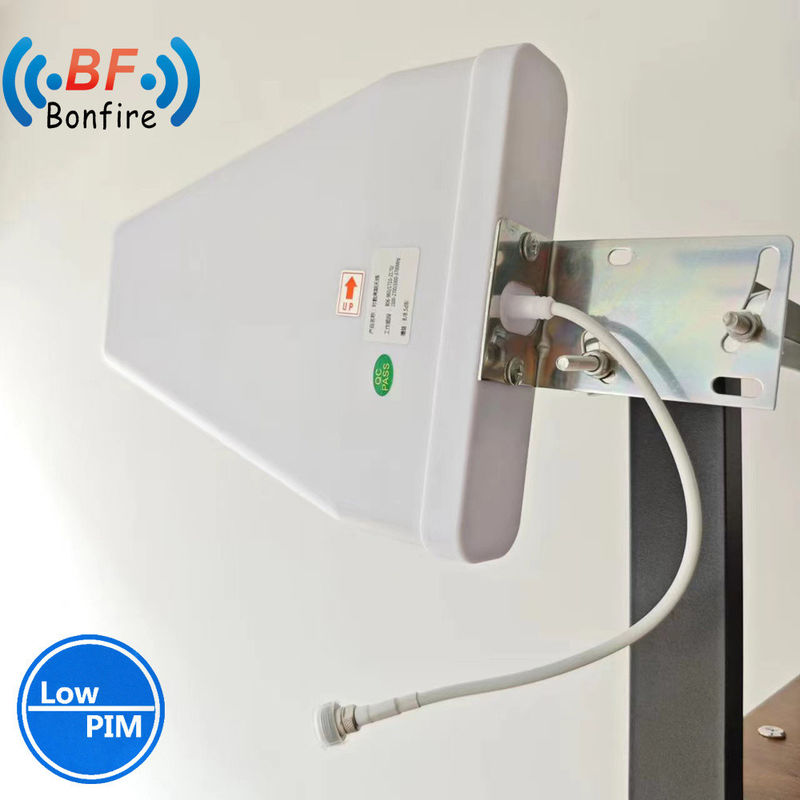 Confezione Dimensione 32.00cm * 22.00cm * 8.00cm UHF Indoor Omni-Directional Ceiling Mount Antenna