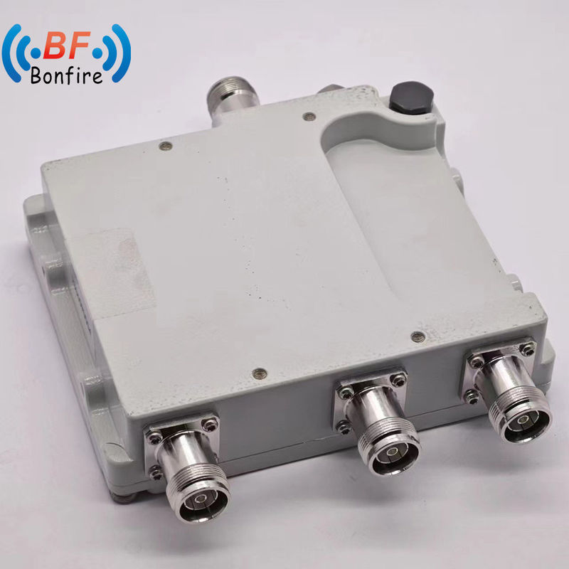 Combinatore triplexer tri-banda N 4.3-10 DIN Connector per la consegna complessiva del progetto Ibs/Das